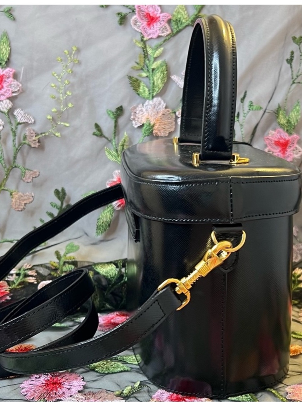 NWT! VERSACE Vanity Bag in Shiny Black Calfskin with Gold Hardware - Picture 5 of 11